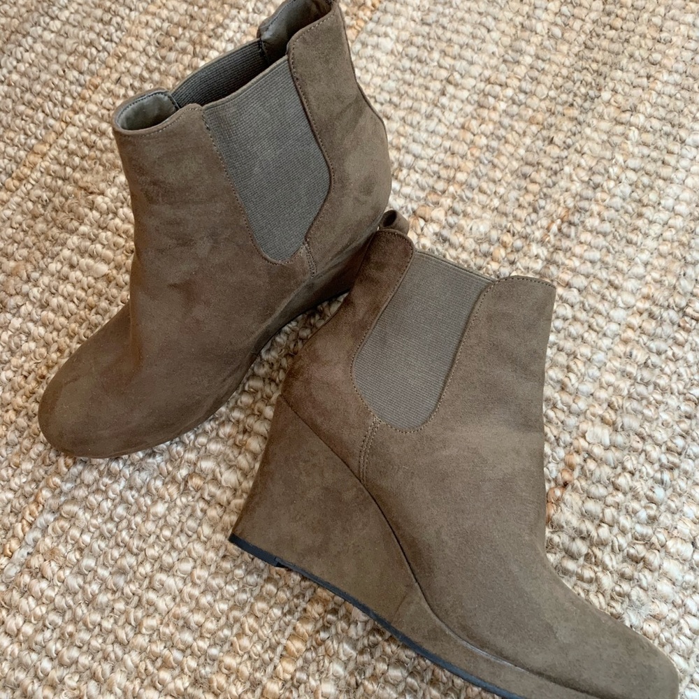 NWT Dolcetta Brown suede wedge heel size 8.5